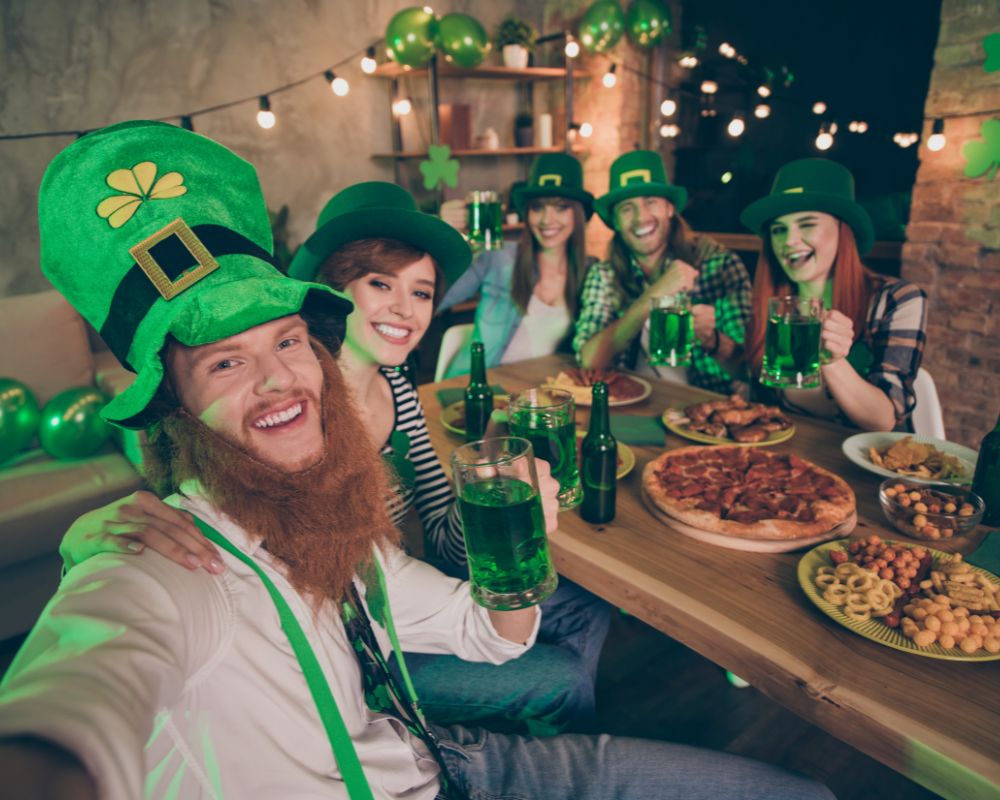 Soirée entre amis pour la Saint-Patrick avec des chapeaux verts